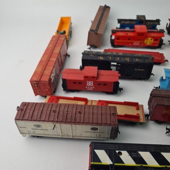 Mixed Lot HO Scale Trains Cars- Freight Boxcars-Flats-Tankers Locomotives T04 - Picture 13 of 13